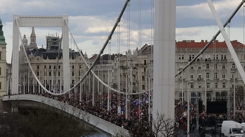 Tüntetés Budapesten: kedd délutántól lezárják az Erzsébet hidat, óriási dugó várható