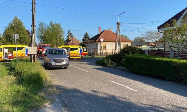 Autóval ütközött egy motorkerékpár Cegléden, helyszíni információk szerint a motoros meghalt: 4 mentő érkezett a baleset után