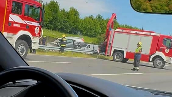 Kettős halál az M6-oson: forgalommal szembe ment fel a pályára az idős férfi, frontálisan ütközött, majd kigyulladt az autó