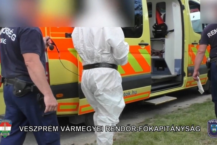 Gyilkosság Lovászpatonán: kapával védte meg szomszédja a késelőtől az asszonyt, a 30 éves férfi azonban meghalt