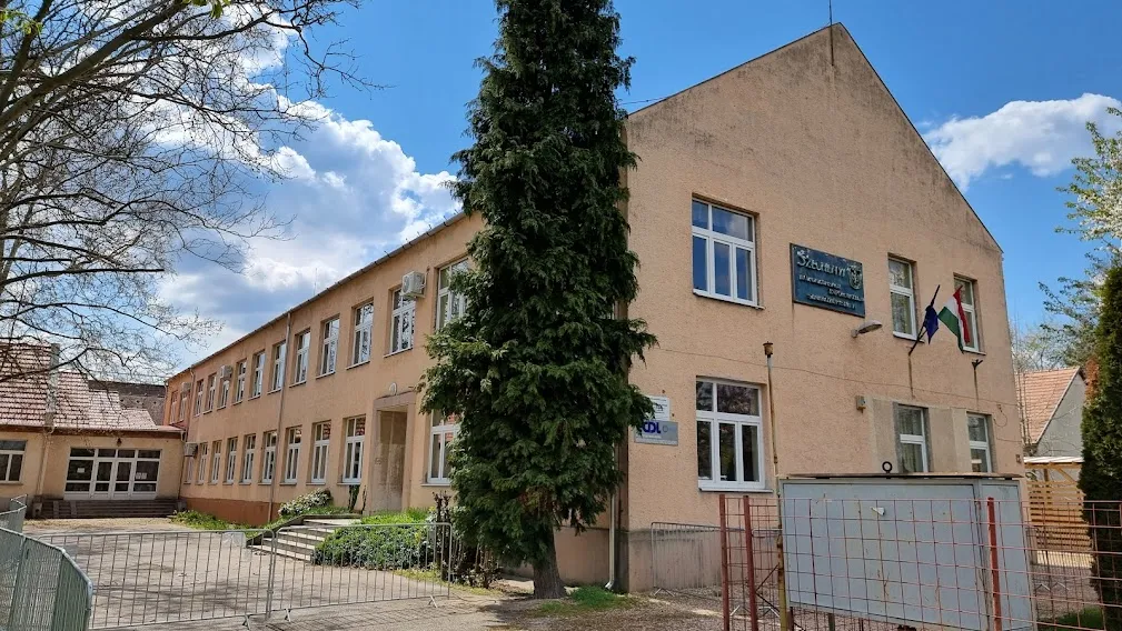 Kirúgták a komáromi technikum egyik tanárát, aki nem hagyta, hogy eltussolják az igazgató molesztálási ügyeit