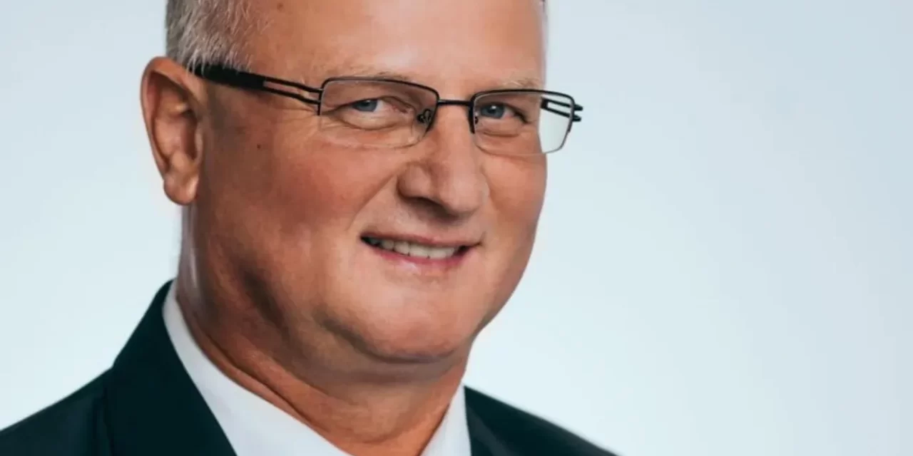 Tolatás közben, ittasan gázolt el egy nőt a fideszes képviselő, Obbágy Csaba szerint a járókelő súlyosan megsérült