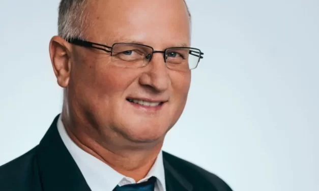 Tolatás közben, ittasan gázolt el egy nőt a fideszes képviselő, Obbágy Csaba szerint a járókelő súlyosan megsérült