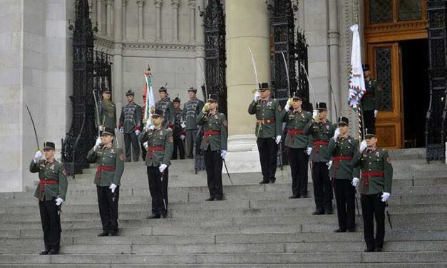 Balhé az Országgyűlési Őrség disznótoros partiján: kolléganője melltartójába pénzt dugott egy részeg tiszt, majd felborította az ételekkel megpakolt asztalt
