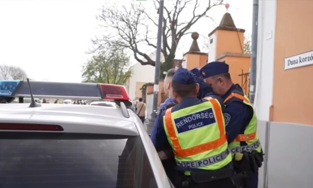 Már nem őrsparancsnok az a rendőr, aki előállította Magyar Péter szentendrei rendezvényét megzavaró megafonos segédlelkészt
