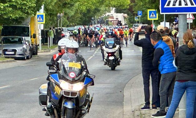 Mentőautó konvoj és rendőrök hada követte a száguldozó bringásokat Budapest környékén, a Tour de Hongre versenyzői közül eddig öten kerültek kórházba