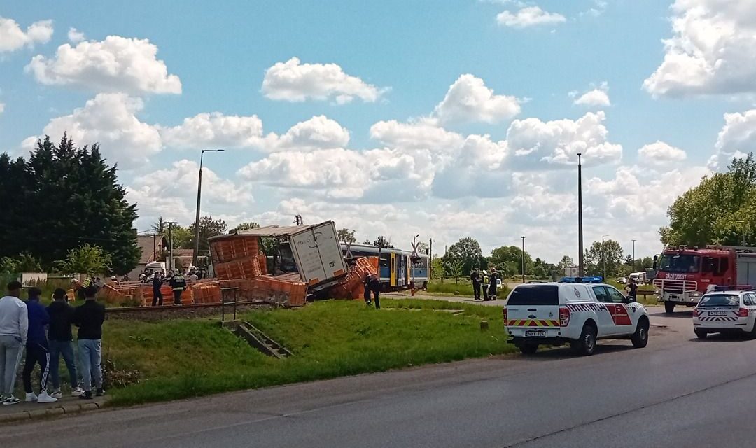 Vasúti baleset Tiszavasváriban: vonattal ütközött egy kacsákat szállító kamion, két mozdonyvezető is megsérült