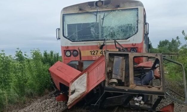 Vasúti baleset Tiszalökön: traktorral ütközött egy vonat, mentőhelikopter érkezett a helyszínre