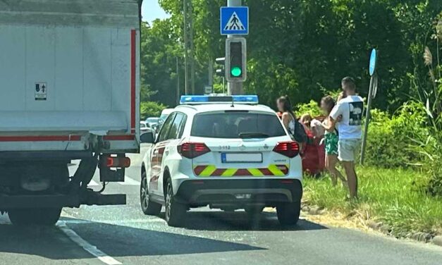 Villanyoszlopnak csapódott autóját siratta a szőke asszony, óriási dugót okozott Budapesten