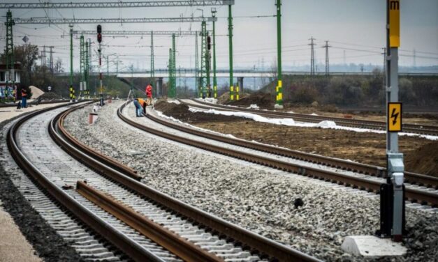 Egy hónapra lezárják a pécsi vasútvonal egyik szakaszát, emiatt jelentősen nő az eljutási idő Budapest, Pécs és Kaposvár között