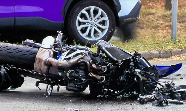 Szörnyethalt a 23 éves motoros Budapesten, miután egy buszba csapódott: 17 éves utasa súlyosan megsérült
