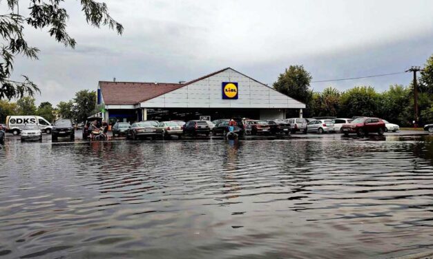 Durva felhőszakadás Magyarországon: tóvá változott Lidl parkoló, elöntött utcák és udvarok mindenfelé