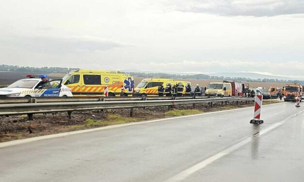 Tömegbaleset az M1-esen: kigyulladt egy autó, több mentőautó és helikopter is a helyszínen van