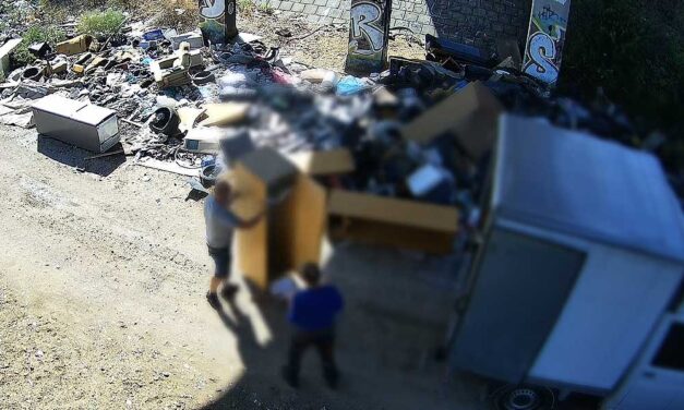 Illegálisan hordták MÁV-os teherautóval a szemetet Érdre, lebuktatta őket a térfigyelő kamera – videó a cikkben
