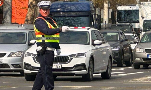 Autósok figyelem: kemény büntetés jár annak a sofőrnek, akinek utasa nincs bekötve