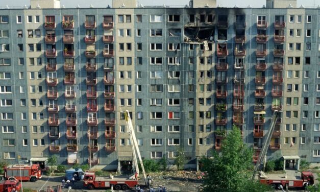 „Segítsetek emberek!” – ezt kiabálta az erkélyről a testvérpár, majd a halálba ugrottak, 32 évvel ezelőtt történt a 7 emberéletet követelő robbanás a budapesti panelházban