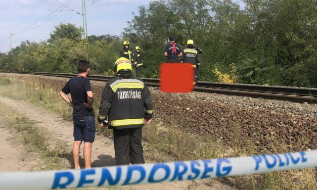 Dráma Ceglédnél: leparkolt, üzenetet küldött a lányainak, majd a sínekre feküdt a családapa, halálra gázolta a vonat
