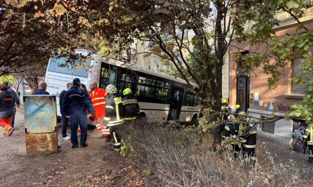Tömegszerencsétlenség Szolnokon: a gimnázium falába csapódott egy busz, 35-en megsérültek, több mentőhelikopter is a helyszínen van