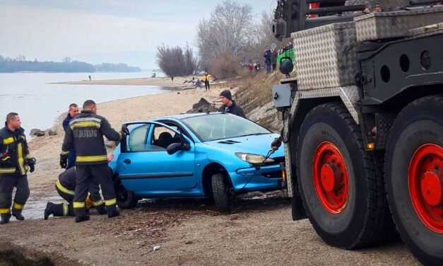 Dunába hajtott egy autó Budapesten, egy másik autó pedig beborult a Sajóba