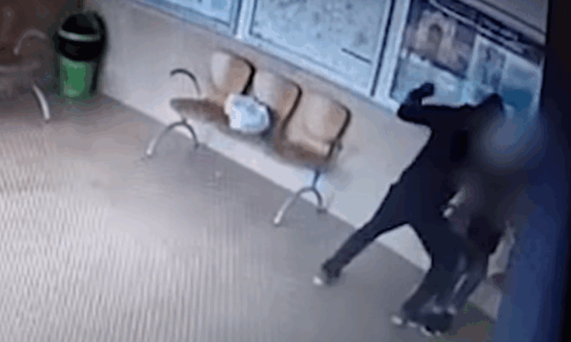 Támadás a vasútállomáson: megverte, majd kiszakította egy nő füléből az ékszert, körözi a rendőrség a férfit