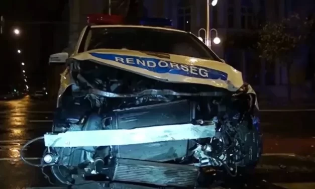 Taxival ütközött egy rabszállító rendőrautó Budapesten, három embert vittek kórházba
