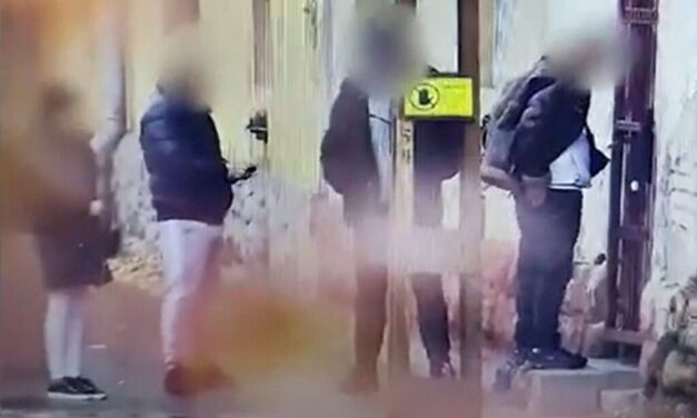 Az utcán álltak sorban a vevők egy budapesti ház előtt, hogy kristályt vegyenek egy díler alsónadrágjából