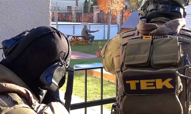 Megrázó videó: így fogták el a TEK kommandósai budapesti óvodában késsel hadonászó férfit, 58 gyereket menekítettek ki