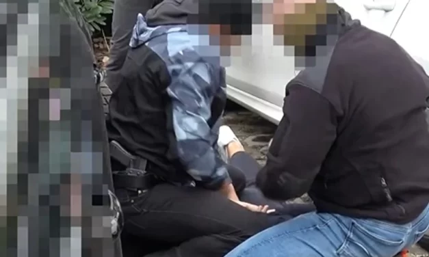 Emberrablás Biatorbágyon: autóba tuszkolták, majd elszedték az idős férfi pénzét: a TEK videója a cikkben