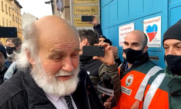 Felfüggesztett börtönt kér az ügyészség Iványi Gábor lelkészre és négy ellenzéki politikusra