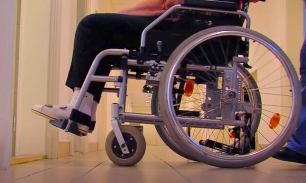 Elköltötte lebénult fia 164 millió forintos kártérítését az anya és új férje: ingatlanokat, autót és quadot vásároltak