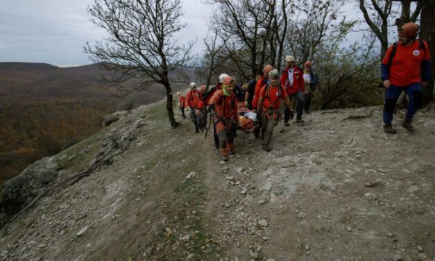 Baleset a Pilisben: 24 barlangi mentő hozta le a rendkívül veszélyes turistaútról a 66 éves sérült nőt
