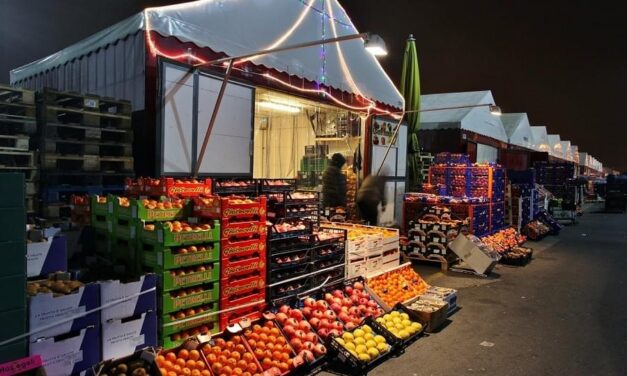 Razzia a budapesti Nagybani Piacon: rejtett rekeszekben csempészte be az illegálisan beszerzett gyümölcsöket a bűnbanda