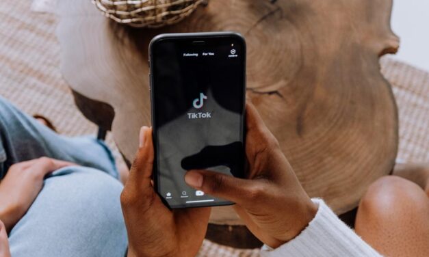 Késelés Józsefvárosban: élőben közvetítette a TikTokon egy járókelő, ahogyan a férfi életveszélyesen megsebesíti élettársát