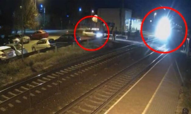 Videón a szentmártonkátai vonatbaleset: 5 fiatal szörnyethalt, miután a sofőr a tilos jelzés ellenére a sínekre hajtott