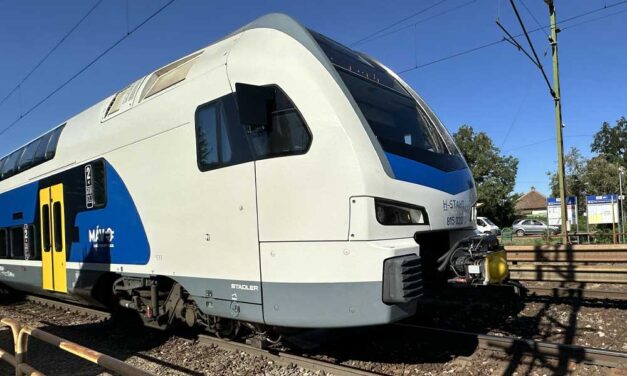 Elgázolt egy embert a vonat az újszászi vonalon, Martonvásárnál is fennakadások vannak a vasúti közlekedésben