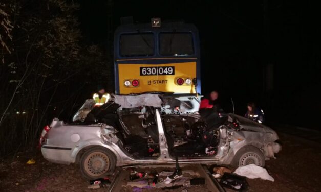 Tragikus vonatbaleset Szentmártonkátán: öten szörnyethaltak, miután vonattal ütközött az autójuk