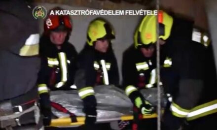 Három emeletnyit zuhant egy férfi a budapesti társasházban: súlyos állapotban vitték kórházba