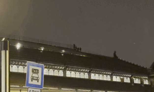 A Nyugati pályaudvar tetején szelfizett egy társaság,  a MÁV feljelentést tett a rendőrségen