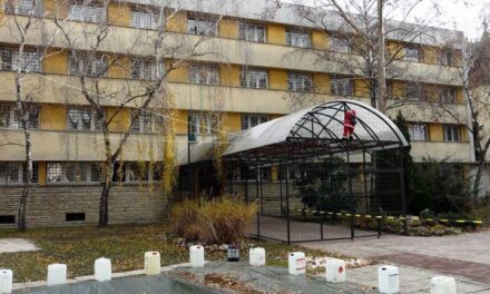 Egyre durvább dolgok derülnek ki a Szőlő utcai javítóintézetről: az igazgató az irodája melletti fürdőszobás lakrészbe vitte a fiúkat