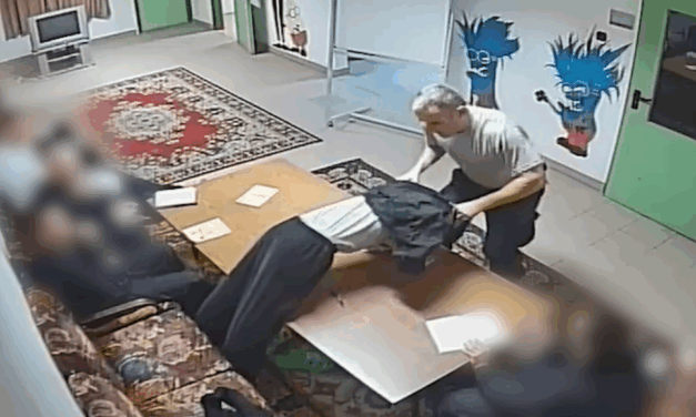 Újabb megrázó felvételek a Szőlő utcai bántalmazásokról: kirángatta a padból, majd a földön rúgdosta az egyik lakót az igazgató – videó a cikkben