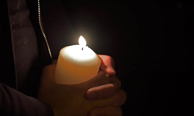 Iskolájában és teniszklubjában már gyászolják a diákok és a tanárok mécsesekkel emlékeznek a 18 éves diákra, miközben a rendőrség továbbra is körözi a fiút