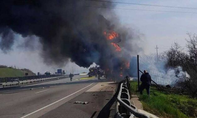 Kigyulladt egy kamion az M5-ös autópályán Kecskemétnél, baleset az M1-esen