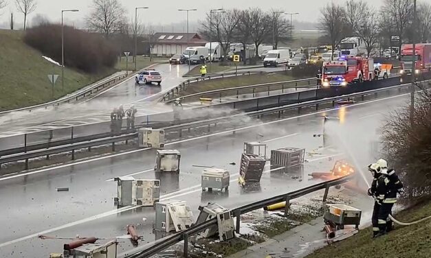 Akciófilmbe illő jelenetek az M6-os autópályán: mesterlövészek lőtték ki a szétszóródott gázpalackokat – videó a cikkben