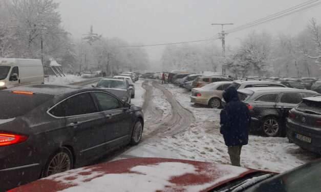 Óriási tömeget várnak a hétvégén Dobogókőre és Visegrádra: ha megtelnek a parkolók visszafordítják az autósokat