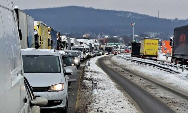 Káosz az M1-es autópályán: teljesen leállt a forgalom Biatorbágy és Tatabánya között, mozdulatlanul áll a kamionsor