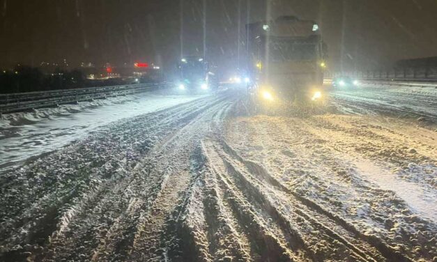 Pokoli éjszaka az autópályákon: rendőrök mentették a hó fogságába esett kamionok az autópályákon