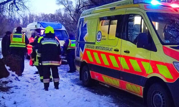 Két kiskamasz alatt szakadt be a jég az Ipolyon, mentővel vitték őket kórházba