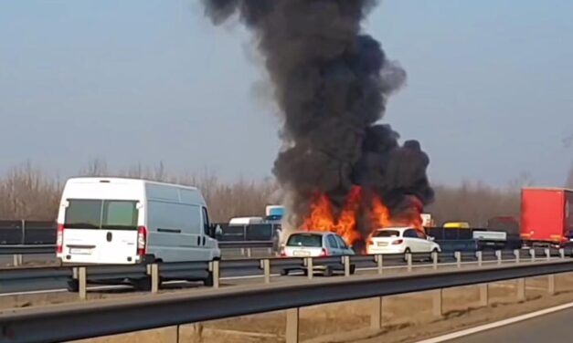 Lángoló autóból menekült egy család az M7-es autópályán, egy pók miatt történt a súlyos baleset