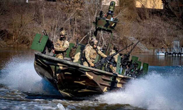 Ellepték a fegyveres katonák a Duna paksi szakaszát, Orbán Viktor az ukrán fenyegetettség miatt vezényelte ki őket az atomerőműhöz