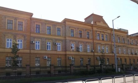 Meghalt a közszolgálati egyetem 21 éves diákja, miután lezuhant a laktanya tetejéről